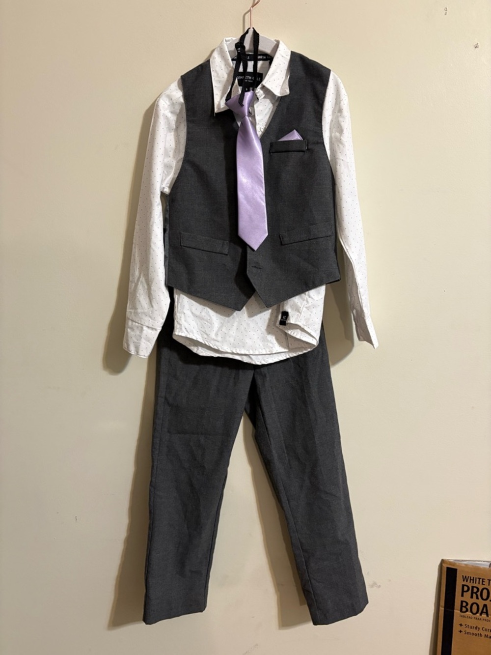 Kenneth Cole 4-piece suit‎ boys size 5 vest, pants, shirt tie Gray white purple
